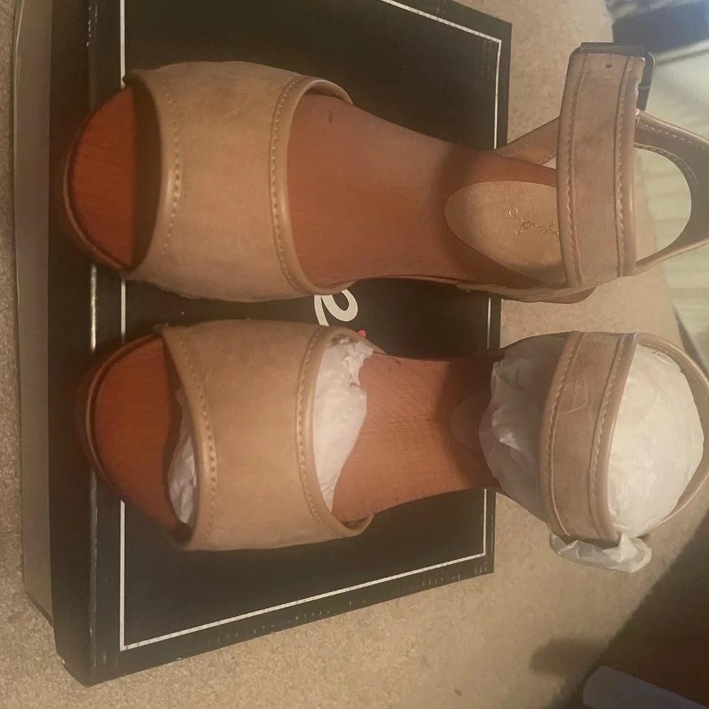 New in Box Women’s Qupid Brown Wood Sole Sandal - Picture 4 of 6